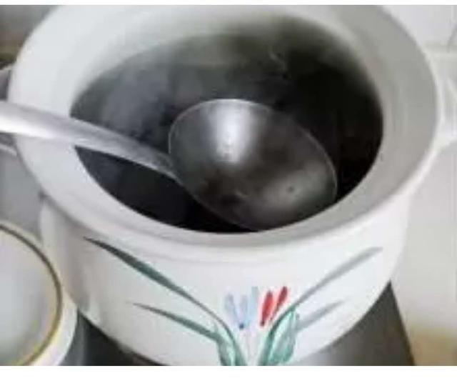 香菇乌鸡汤的做法，乌鸡汤 香菇（香菇乌鸡汤的做法功效）