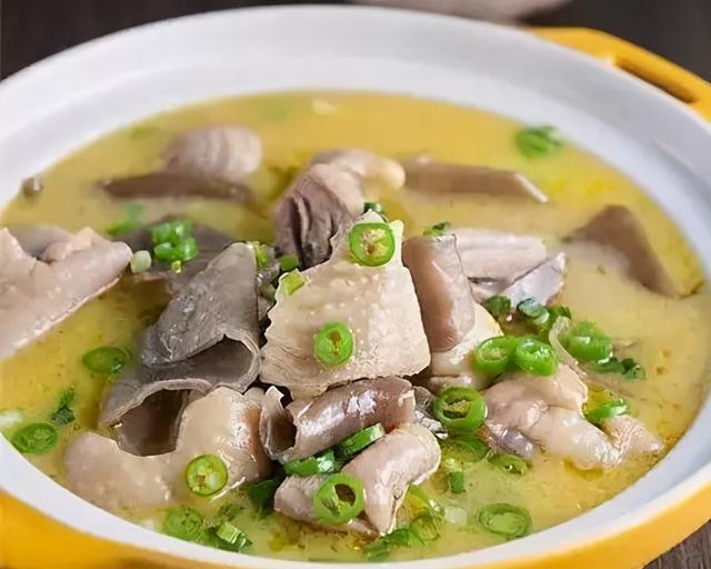 酸菜怎么做好吃，五花肉炖酸菜怎么做好吃（不管是聚会还是家宴都是很好的选择）