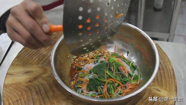 凉拌菠菜粉丝做法，菠菜粉丝凉拌菜的做法（厨师长把菠菜和粉丝拌在一起）
