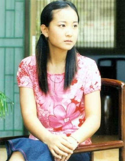 贾玲身世，喜剧演员贾玲的家庭背景父母是谁干什么的。（原来是姜昆“私生女”）