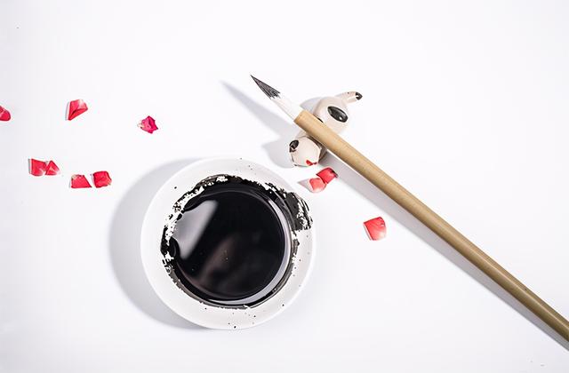 新毛笔第一次用怎样泡开，毛笔第一次用要不要用水泡开（如何正确使用和保养毛笔）