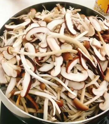 圖片[6]-【蘑菇下飯菜】做法步驟圖 我們家隔三差五做一回 一次多吃2碗-起舞食譜網