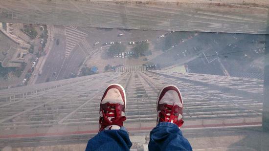 得了恐高症该怎么克服，怎样能克服恐高症（是心理问题还是生理反应）