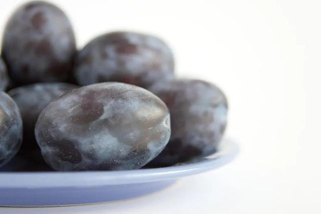 西梅和李子哪个好吃，西梅和李子哪个好吃些（一个让你很会拉屎的水果）