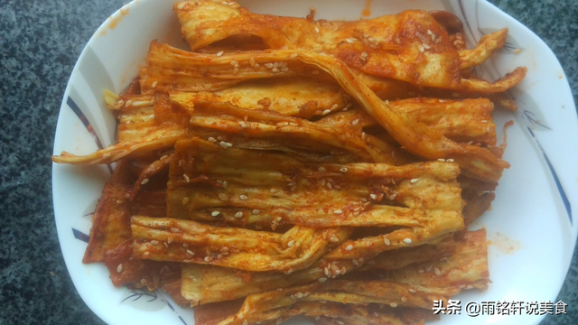 辣条的制作过程，怎么在家里自己制作可以吃的辣条（想吃辣条不用买）