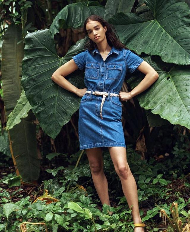 牛仔短裙搭配什么上衣好看，牛仔短裙配什么上衣好看（基础款牛仔短裙如何穿出新花样）