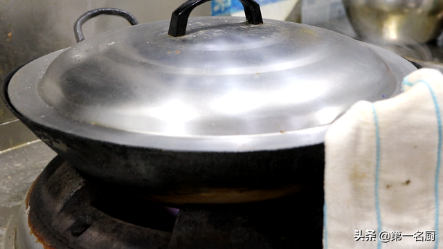 大盘鸡的正宗做法，新疆大盘鸡的正宗做法（厨师长教你大盘鸡正宗做法）