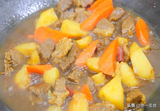 炖牛腩正宗做法，土豆炖牛腩的正宗做法（厨师长分享土豆炖牛腩的做法和技巧）