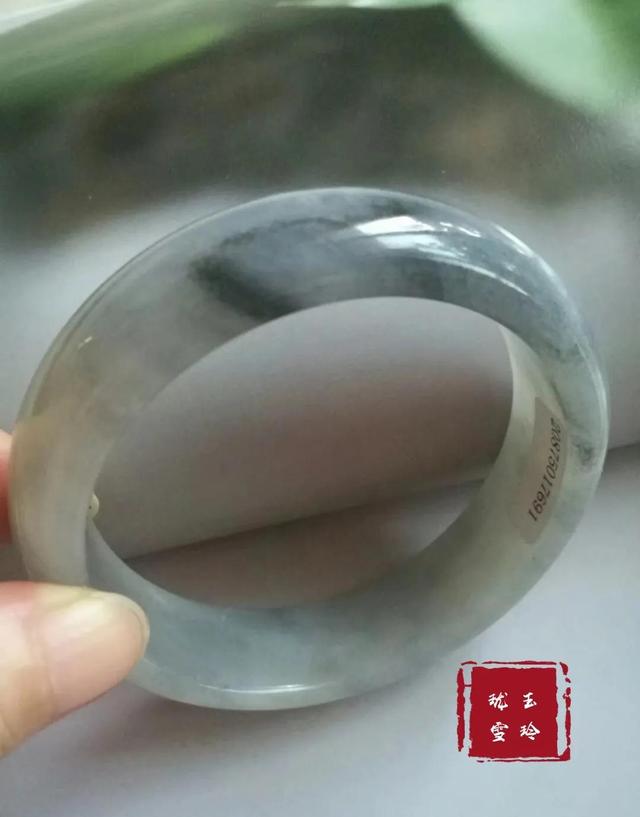 什么玉镯最好，什么玉镯最好有灵性养人（如何选择一款合适自己的玉手镯———玉手镯选择“五步法”）