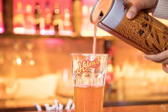helens红牛桶是什么，helens啤酒桶（最近爆火的“午夜小酒馆”）