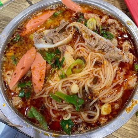 满满一碗羊肉的徐州冷面，冷面图片真实