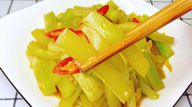 辣炒莴苣怎么做，炒莴苣最简单的做法（香辣莴笋最简单脆口的做法）