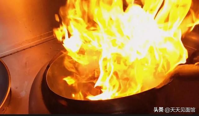 红烧牛排的做法，红烧牛排最正宗的做法（厨师长给你揭秘做法。）