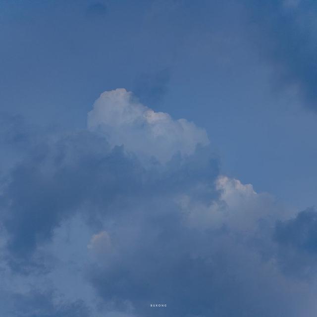 美好阳光且干净的女生头像  星空迷上了山野微信，美好阳光且干净的女生头像  星空迷上了山野，有雾有灯也有归人。（有哪些好看非人物的头像）