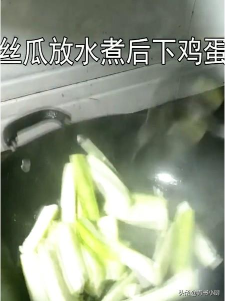 丝瓜鸡蛋汤怎么做才好吃，怎样做美味的丝瓜鸡蛋汤（5分钟搞定清爽营养早餐丝瓜鸡蛋汤）