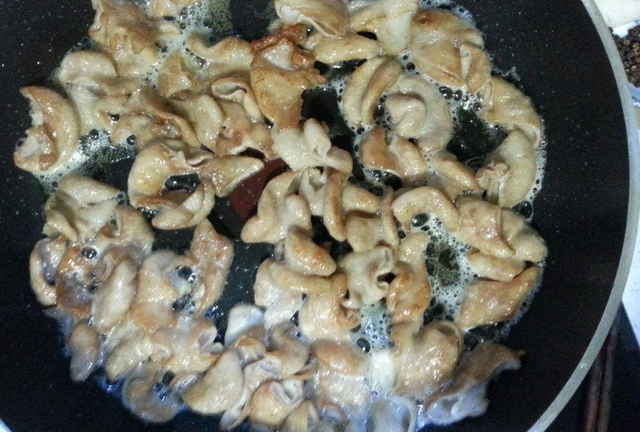 红烧肥肠怎么做合适，红烧肥肠的做法 最正宗的做法（大厨教你在家做红烧肥肠）