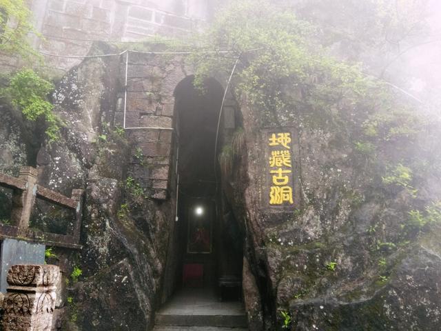 九华山大佛在哪个景区，位于1306米山巅上的寺庙