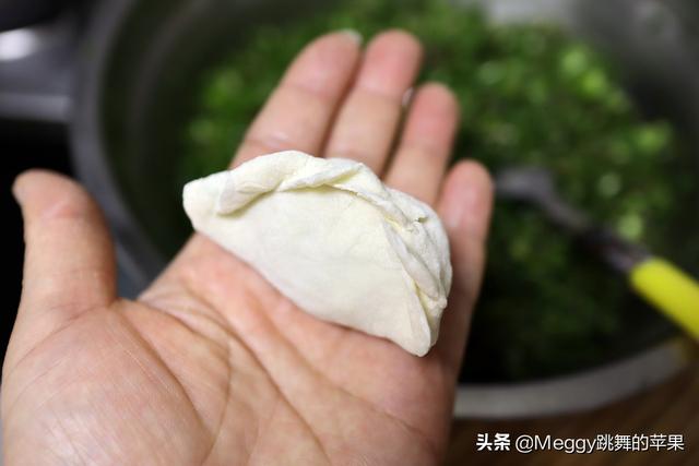 饺子的包法：花边饺子包法，饺子的包法（我家吃饺子一锅俩馅）
