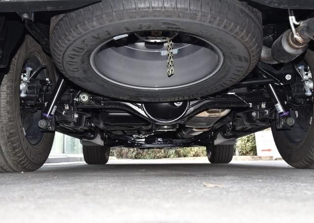 江铃驭胜怎么样，江铃驭胜汽油版好不好（10多万就能买的硬派越野车）