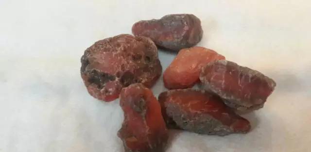 玉石头原石图片，和田玉原石和石头的区别（难得的珠宝玉石原石图谱鉴别大全）
