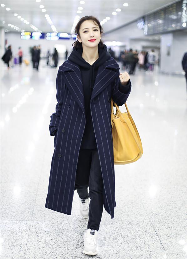 冬天穿卫衣怎么搭配，冬天穿卫衣搭配什么发型（1件卫衣=冬季10种搭配）