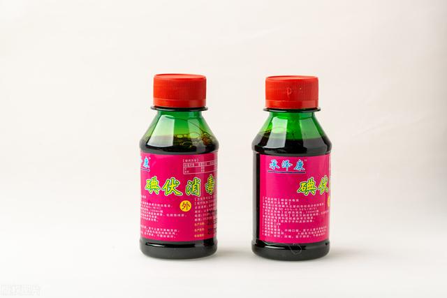 碘酒的溶质和溶剂，碘酒中的溶质和溶剂分别是什么（酒精、碘伏、碘酒、碘酊主要成分是什么）