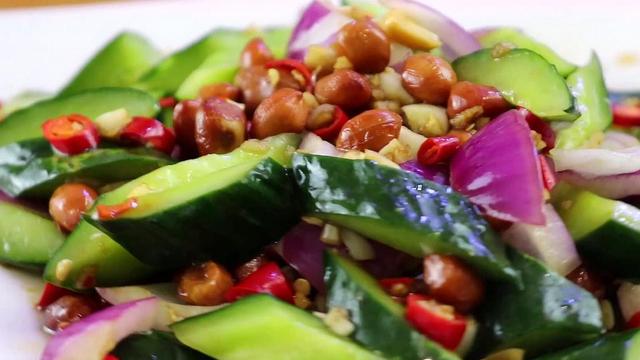 怎样做美味的凉拌黄瓜花生，花生凉拌黄瓜怎么做好吃（凉拌黄瓜吃了30年）