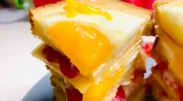 正宗芝士黄油吐司做法，半熟溏心蛋像布丁一样