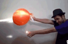 氦气气球为什么会爆炸，广州一高校门前小车突然爆炸变废铁