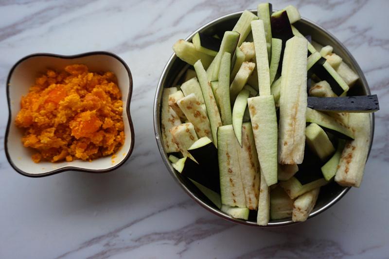 圖片[2]-【咸蛋黃茄子】做法步驟圖  就連厭食的小孩都要多吃?xún)赏腼?起舞食譜網(wǎng)