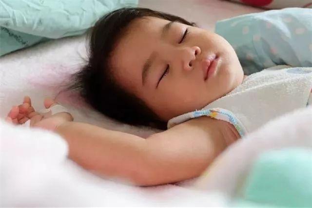 宝宝发烧嗜睡的8个危险征兆，发烧嗜睡的8个危险征兆（宝宝一入睡就满头大汗）