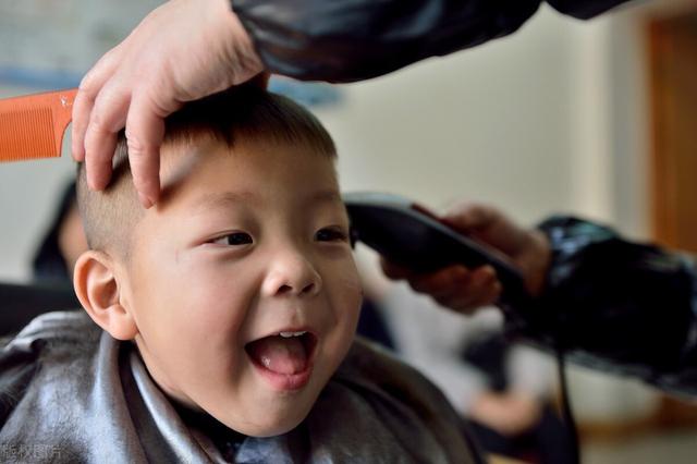 自己给女宝宝理发教程，自己动手给小孩理发教程（这份孩子“理发要诀”提前收）