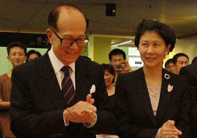 李嘉诚的儿子的老婆，李泽钜老婆（生4个子女稳做李家女主人）