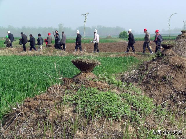 房子离坟近怎么解决，住宅旁边有坟墓化解方法（五个坟墓埋在房屋面前院子里）