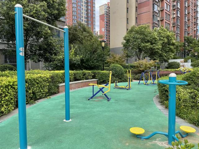小区里的健身器材有哪些，小区室外健身器材有哪些（快看，小区健身器材竟然这么香）