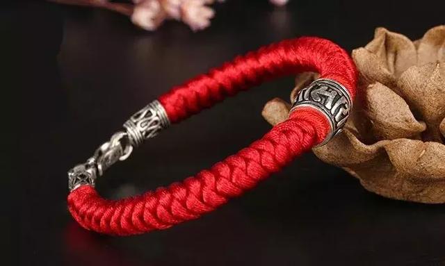 女生本命年戴红绳戴哪只手，本命年戴红绳子女的带哪个手（2019本命年红绳）
