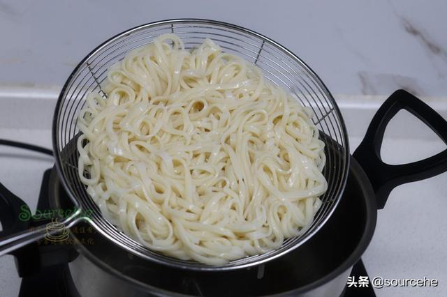 鸡丝汤面热量，荠菜鸡丝汤面的做法是什么（天冷就馋这碗面）