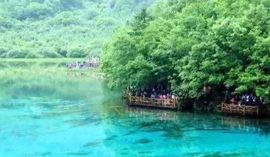 形容九寨沟美景的句子，九寨沟美景怎么形容（说走就走----记九寨沟）