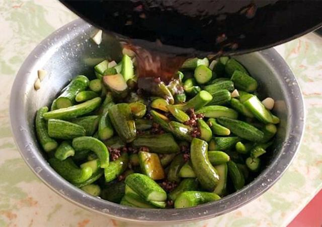 腌黄瓜怎么做好吃，腌黄瓜怎么腌好吃又简单快速（直接加盐腌是大错特错）