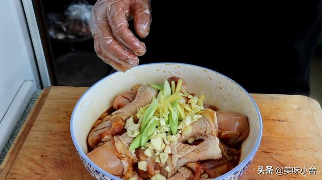 冻鸡腿怎么做好吃，冷冻鸡大腿怎么做好吃（鸡腿肉香酥烂）