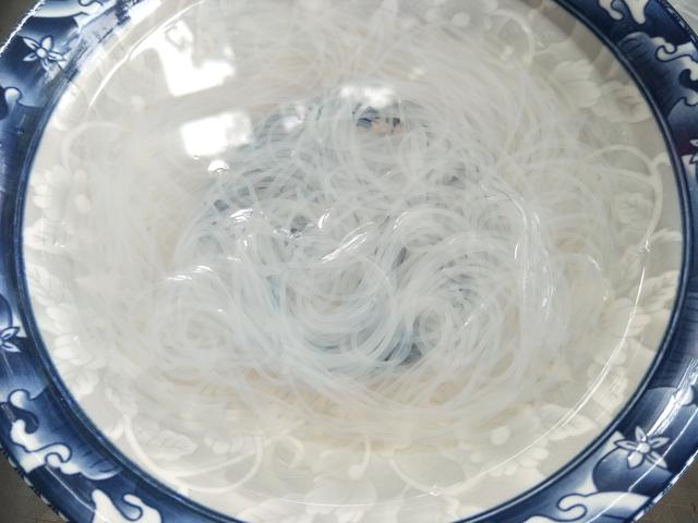 粉丝用冷水泡还是热水,粉丝用冷水泡多久合适(教你1个好吃做法)