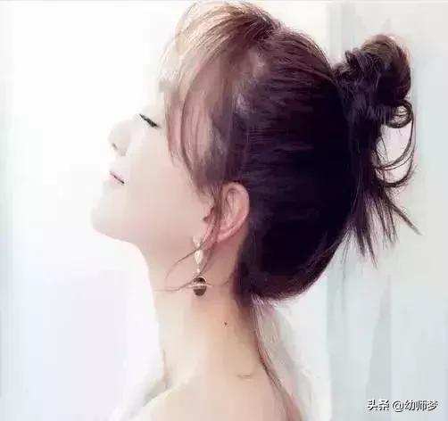 一根皮筋扎丸子头教程，怎样用一根皮筋扎丸子头（超火的丸子头扎发）