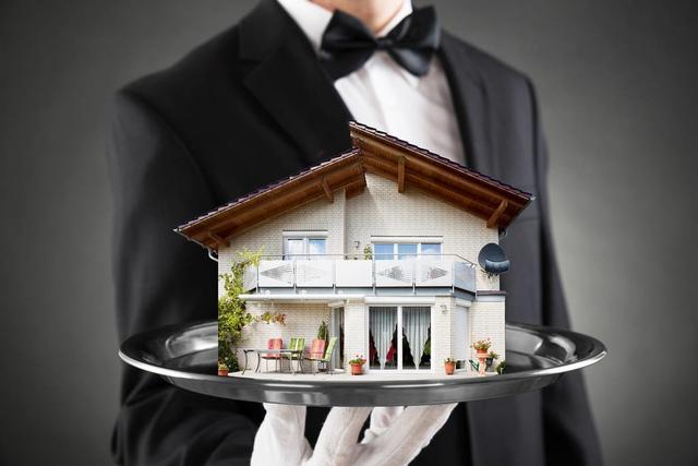 租房物业费是房东付还是租客付，租房子物业费是房东交还是自己交（房东强制缴纳物业费合理吗）