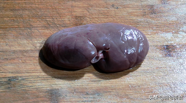 女生的腰子能卖多少钱，男朋友的腰子值多少钱（老婆把猪腰子扔进滚烫的热油里）