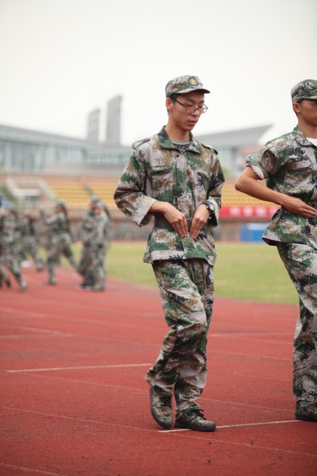 军训期间有什么可以多人玩的游戏，军训的时候可以玩什么游戏（军训奇妙行为大赏）