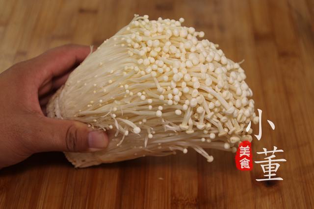 金针菇怎么做好吃又简单，金针菇最最简单又好吃的做法（金针菇和它才是绝配）