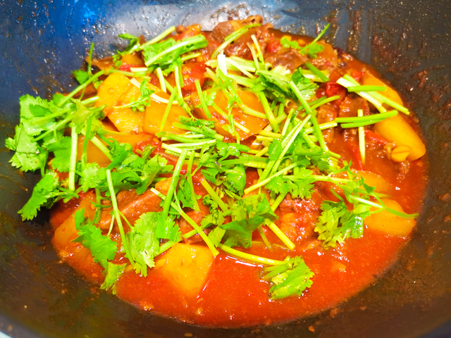 土豆炖多久会烂，土豆轻松炖烂的技巧（热乎的西红柿土豆炖牛肉半小时就可以出锅）