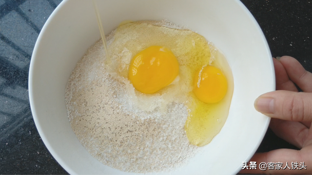 家庭最简单面包的做法，家庭自制面包简单做法（1碗面粉2个鸡蛋）
