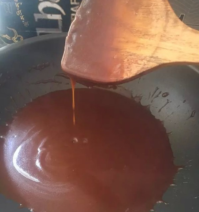 煎饼卷大葱用的酱是什么酱，煎饼卷大葱一般用什么酱（万能甜面酱）