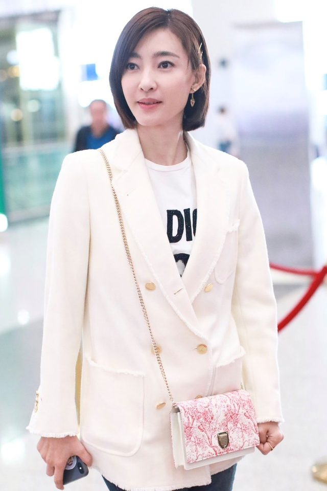 王丽坤身高,王丽坤身高体重多少(白色西装配牛仔裤简约高级)